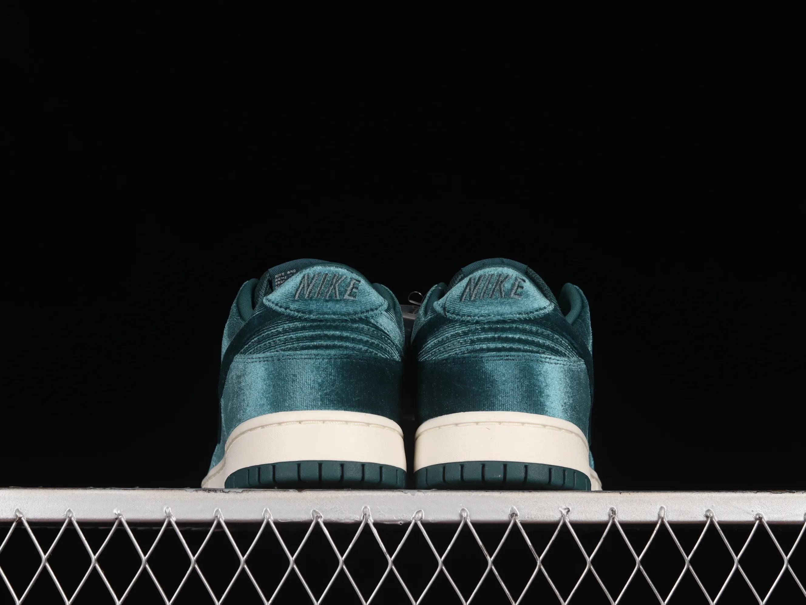 All categories Nk SB Dunk series Nk SB Dunk Low low-top sneakers Nk Dunk Low "Dark Teal Velvet" velvet dark green SB low-top casual sneakers DZ5224-300